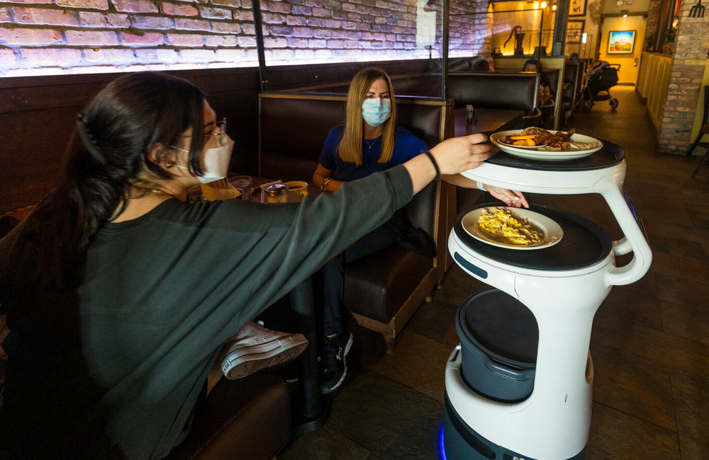 restaurant where robots serve you
