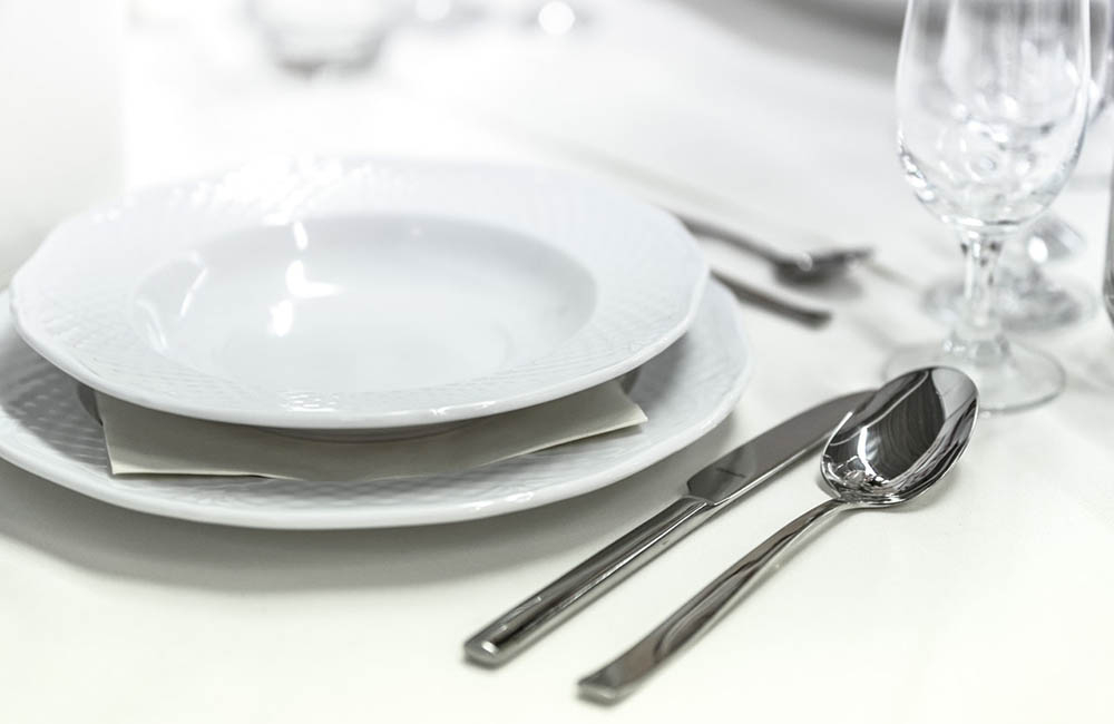 What are the types of plates used in fine dining?